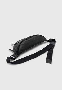 Zwarte leren heuptas met een hoofdvak met rits en een verstelbare stoffen band met een plastic gesp.