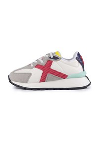 Sneaker multicolore con tomaia in pelle bianca, accenti in suede grigio, pannelli in rete rossi e suola in gomma nera con tacco verde menta.