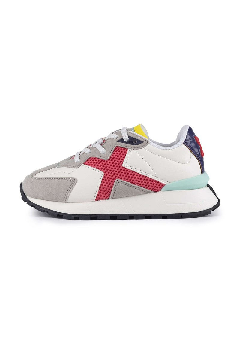 Sneaker multicolore con tomaia in pelle bianca, accenti in suede grigio, pannelli in rete rossi e suola in gomma nera con tacco verde menta.
