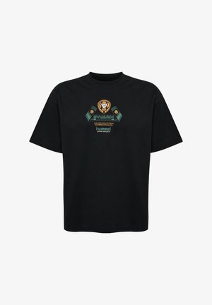 Sort bomulds t-shirt med et centralt, flerfarvet grafik med geometriske accenter, tekst og emblem. Korte ærmer og rund halsudskæring.