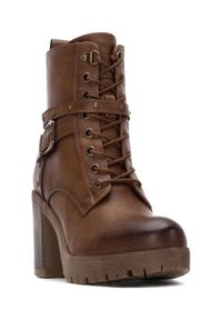 Bota de cuero marrón hasta el tobillo con un tacón alto, parte delantera con cordones, una correa decorativa y acentos de metal. Suela texturizada para agarre.