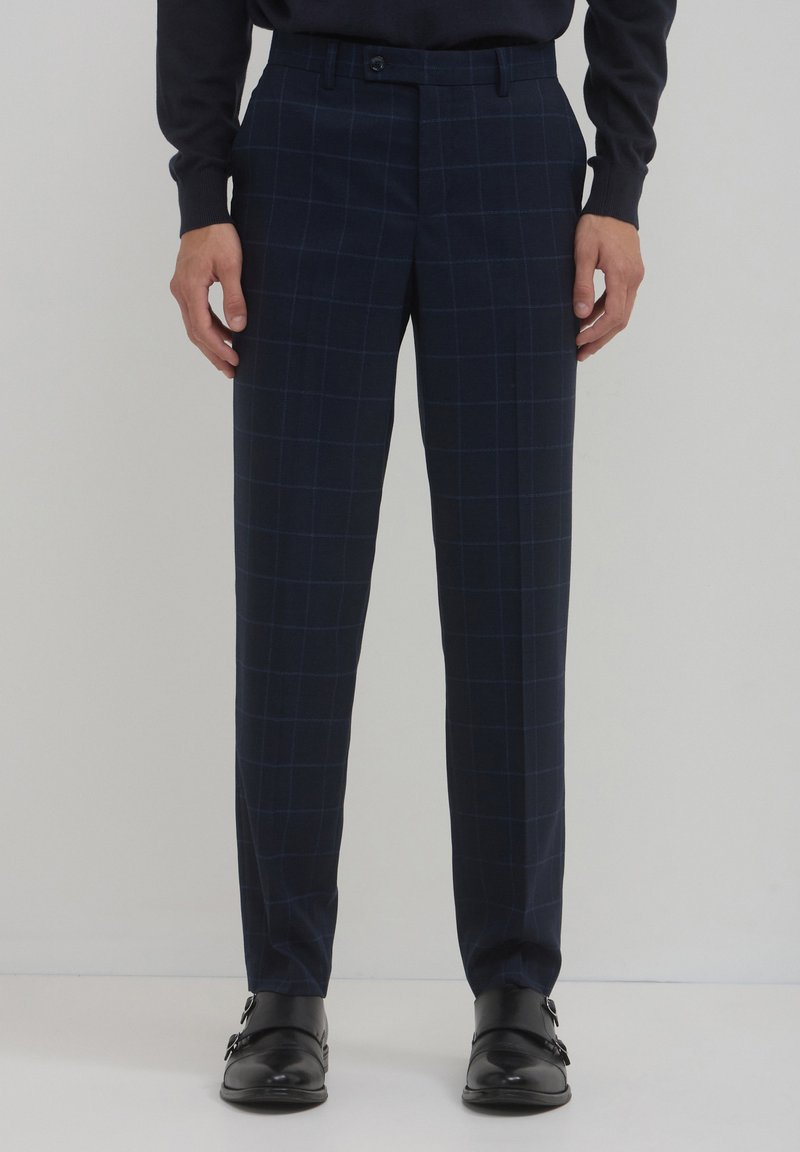 Marineblau karierte Hose aus glattem Material, mit geradem Bein, zwei Seitentaschen und einem Knopfverschluss vorne.