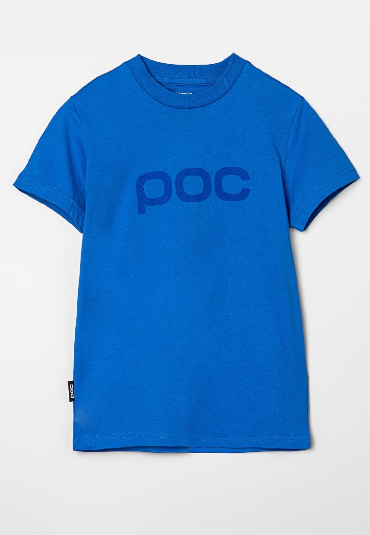 Blå bomullströja med korta ärmar. Har en stor, mörkblå "poc"-logga på framsidan. Slät textur, vanlig passform. Tagg på sidan.