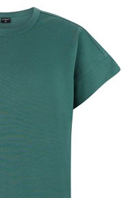 Korte mouwen, groen T-shirt met ronde hals, zichtbare schoudernaad en merklabel aan de binnenkant van de kraag.