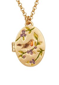 Złota zawieszka w kształcie medalionu z emaliowanym ptakiem wśród fioletowych i zielonych kwiatowych wzorów, o owalnym kształcie i zawiasowym otwarciu.