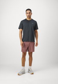 Under Armour VANISH SHORTS - Sport rövidnadrágok - maroon mist/black