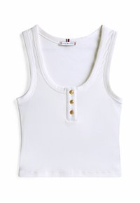 Top di cotone bianco a costine con scollatura rotonda, caratterizzato da tre bottoni dorati sul davanti. Texture liscia, design aderente e senza maniche.