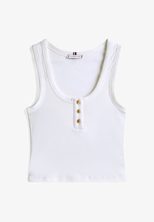 Débardeur blanc à côtes avec un col rond, arborant trois boutons dorés à l'avant. Texture lisse, design ajusté et sans manches.