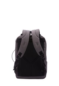 Zaino grigio e nero con spalline imbottite, finitura liscia e dettagli di design geometrico sulla parte posteriore. Presenta accessori regolabili.