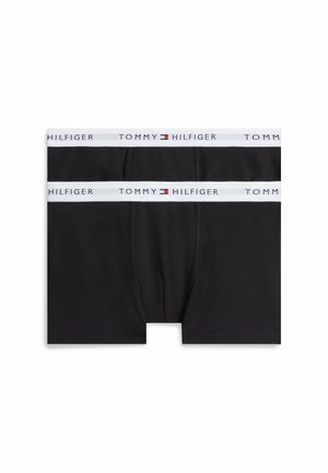 Zwei schwarze Tommy Hilfiger Boxershorts mit weißen elastischen Bund mit Tommy Hilfiger Logo und Flaggenemblem.