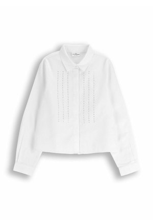 Biała koszula z długim rękawem i kołnierzykiem, z pionowymi perforowanymi liniami na przodzie, zapinana na guziki na środku oraz mankietami na rękawach.