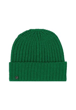 Beanie verde lavorato a maglia con risvolto e piccolo logo metallico rotondo sul lato sinistro in basso, su sfondo bianco.