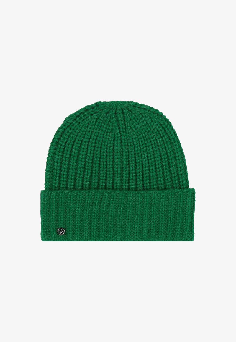Zöld kötött sapka hajtott széllel és kisméretű, kerek fémlogóval a bal alsó oldalon, fehér háttéren.