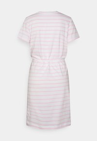 Bavlně dress s krátkými rukávy a kulatým výstřihem, s horizontálními růžovými a bílými pruhy a s šňůrkou na stažení v pase.