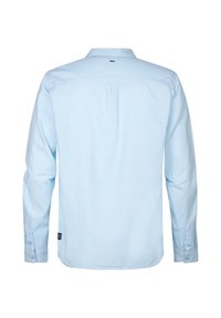 Světle modrá košile s dlouhým rukávem, s límečkem na knoflíky, zadním skladem a manžetami na knoflíky; vyrobena z hladkého materiálu s minimálním zdobením.