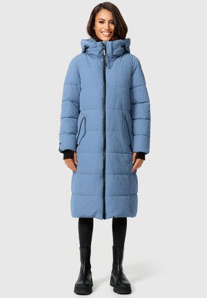 Helle blaue Steppjacke mit Kapuze, mit schwarzen Akzenten, einem Frontreißverschluss und seitlichen Taschen. Lange Ärmel mit enganliegenden Manschetten.