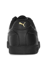Czarne sneakersy z gładkiej skóry, z podniesionym wzorem, okrągłym noskiem i złotym logo Pumy na tylnej pięcie.