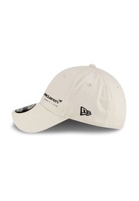 Kremowy czapka z daszkiem zespołu McLaren Formula 1 z czarnym logo New Era z boku i wygiętym daszkiem.