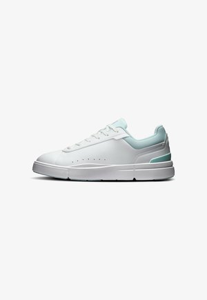 Biały niski sneaker z jasnoniebieskim wyściełanym kołnierzem, białymi sznurowadłami i grubą białą podeszwą, pokazany z boku na białym tle.