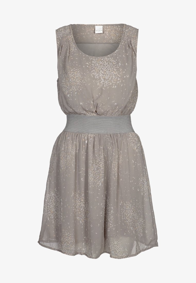 Robe beige sans manches avec des motifs abstraits subtils, taille froncée avec large bande élastique côtelée et décolleté arrondi.