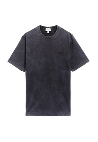 Camiseta de algodón gris oscuro con cuello redondo, mangas cortas y una sutil textura envejecida. Presenta un pequeño logo bordado en el pecho.