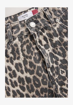 Il tessuto in denim con stampa leopardata presenta un taglio a vita media con chiusura a bottone argentato. La trama è ruvida, mostrando una tessitura denim naturale.