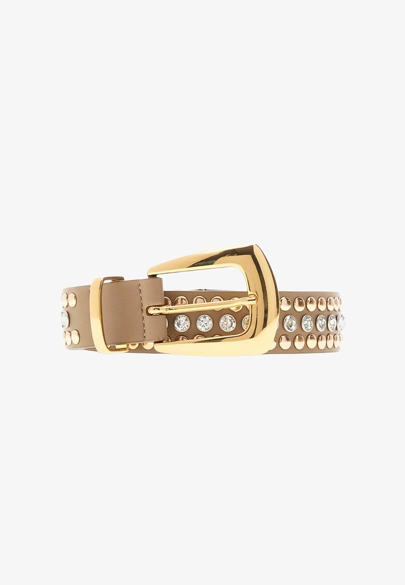 Ceinture en cuir couleur sable avec boucle dorée, décorée de clous dorés alternés et de strass transparents sur toute la longueur.