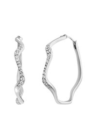 Náušnice ve tvaru kroužku se stříbrným tónem a vlnitým tvarem, každé mají řadu malých, třpytivých průhledných krystalů podél přední křivky.