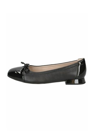 Ballerine en cuir noir avec bout et talon vernis, petit nœud à l'avant et petit talon bloc.