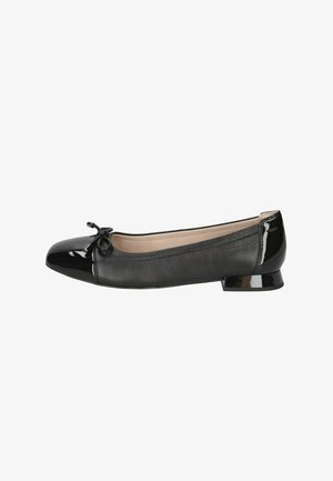 Černá kožená balerína s lakovanou špičkou a patou, malou mašlí vpředu a nízkým blokovým podpatkem.