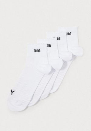 Bele športne nogavice v beli barvi z rebrasto teksturo, z manšetami na vrhu in črnim logotipom "PUMA". Paket petih parov z minimalnimi detajli.