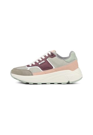 Sneaker mit runder Form, ausgestattet mit grauem Wildleder, synthetischen Überzügen in Pink und Bordeaux, weißen Schnürsenkeln und einer strukturierten cremefarbenen Sohle mit grünen Akzenten.