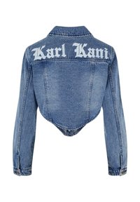 Chaqueta de mezclilla recortada azul con mangas largas y "Karl Kani" en letras góticas blancas en la parte superior de la espalda.