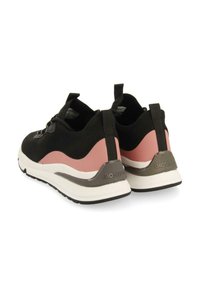 Zapatillas de punto negras con un acento en rosa y gris, con una suela blanca y detalles texturizados en el talón trasero.