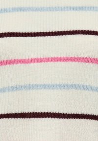 Strikket genser med horisontale striper i rosa, lyseblått, mørkebrunt og hvitt. Myk tekstur, middels tykkelse og avslappet design.