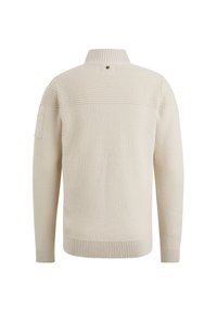 Cremfarbener Pullover mit hohem Kragen, fein strukturiertem Strick, gerippten Bündchen und Saum sowie einer aufgesetzten Tasche am linken Ärmel.