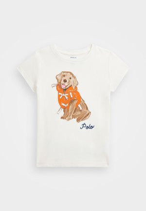 Witte katoenen t-shirt met een afbeelding van een bruine hond in een oranje hoodie, met de tekst "Polo" in het blauw aan de onderkant.