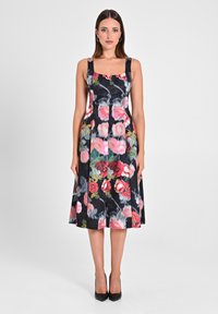 Blumenkleid mit tailliertem Oberteil, quadratischem Ausschnitt und A-Linien-Rock. Schwarzer Stoff geschmückt mit rosa und roten Rosenmustern.