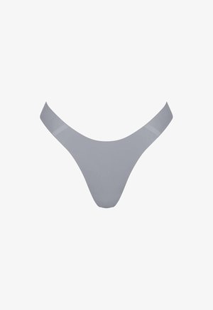 Γυναικείο seamless στρινγκ εσώρουχο σε ανοιχτό γκρι χρώμα με λεπτές πλευρικές τιράντες σε λευκό φόντο.