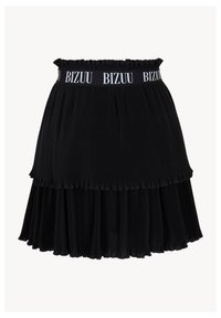 Zwarte plissé rok met een gelaagd ontwerp, elastische tailleband met "BIZUU" branding en een zachte, gestructureerde stof.