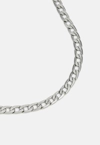 Zilveren ketting met in elkaar grijpen schakels met een textuur, gepolijste afwerking en een gelijkmatige, reflecterende glans.