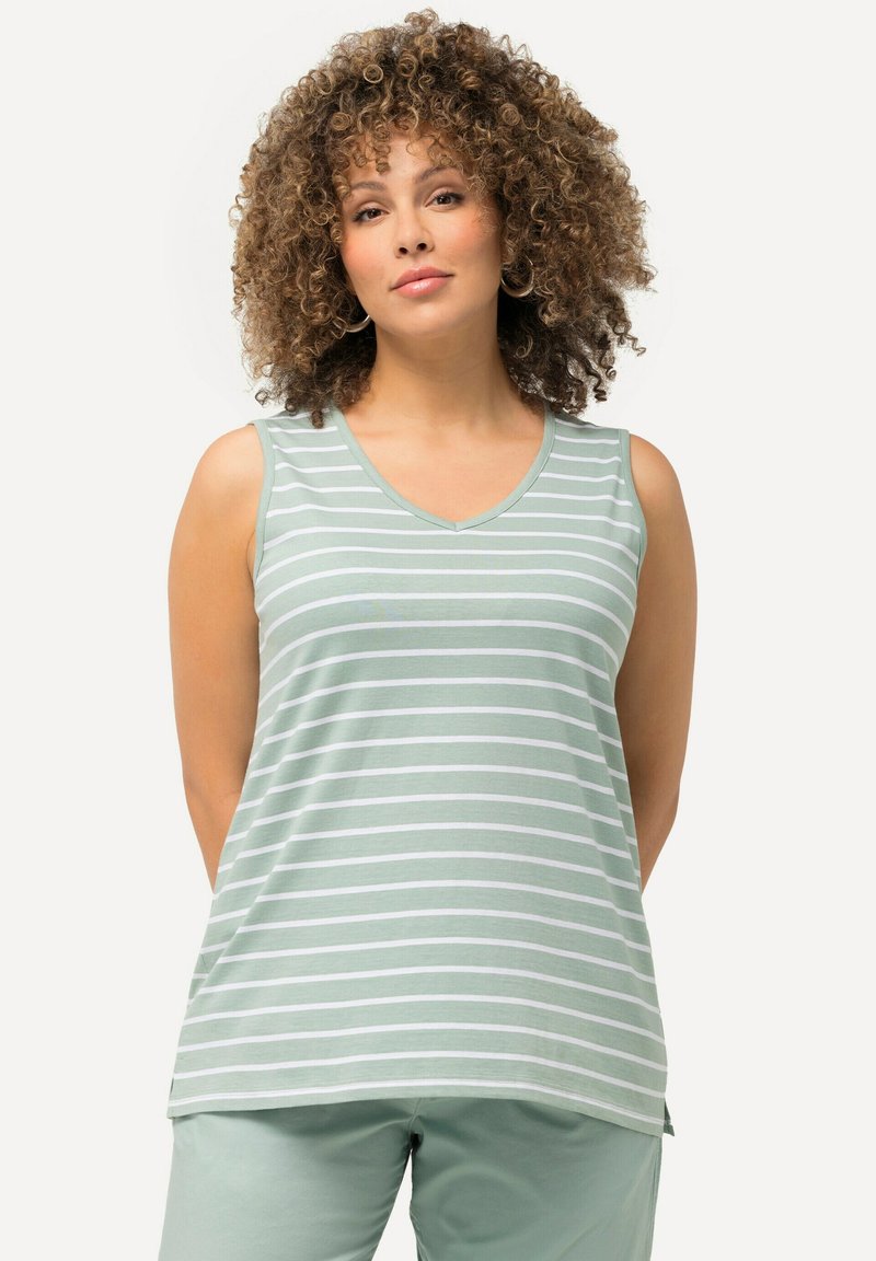Top sin mangas de color verde claro con rayas horizontales blancas, diseño de escote en V, hecho de una tela suave. Combinado con pantalones verdes a juego.