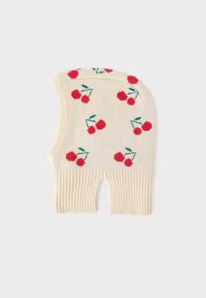 Balaclava de punto color crema con patrones de cerezas rojas y aberturas acanaladas para la cara y el cuello.