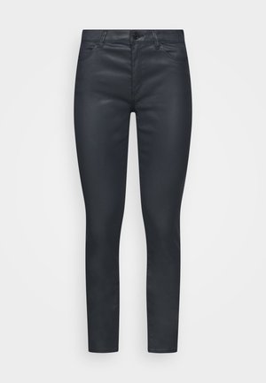 Pantalones de cuero negros de talle alto y corte ajustado, con botón frontal, cierre de cremallera y bolsillos delanteros y traseros.