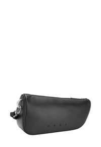 Schwarze Ledertasche mit glatter Textur, länglicher Form, Reißverschluss und silbernem Hardware-Akzent mit geprägtem Markenlogo.