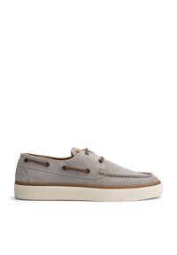 Zapatos de barco de ante gris con un acabado texturizado, acentos de cuero marrón y suelas de goma blancas; cuentan con paneles laterales perforados y cordones.