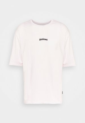 Balts kokvilnas T-krekls ar brīvu piegriezumu, apaļu kakla izgriezumu un īsām piedurknēm; uz krūšu daļas ir melns izšuvums ar tekstu "nepublicēts".