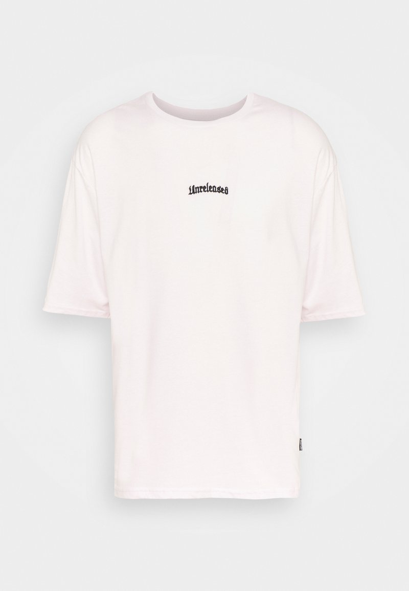 Hvid bomulds t-shirt med løs pasform, rund hals og korte ærmer; har sort broderet tekst "unreleased" på brystet.