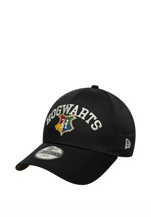 Casquette de baseball noire avec blason de Poudlard et texte, logo New Era sur le côté, et un autocollant réglable 9FORTY Youth sur la visière.