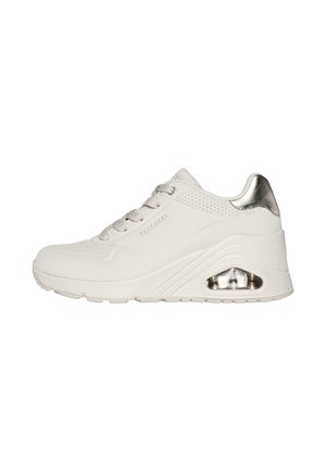 Hvid Skechers sneaker med snørebånd foran, tyk sål, synlig luftpude i hælen og metalisk sølv-detalje bagpå.